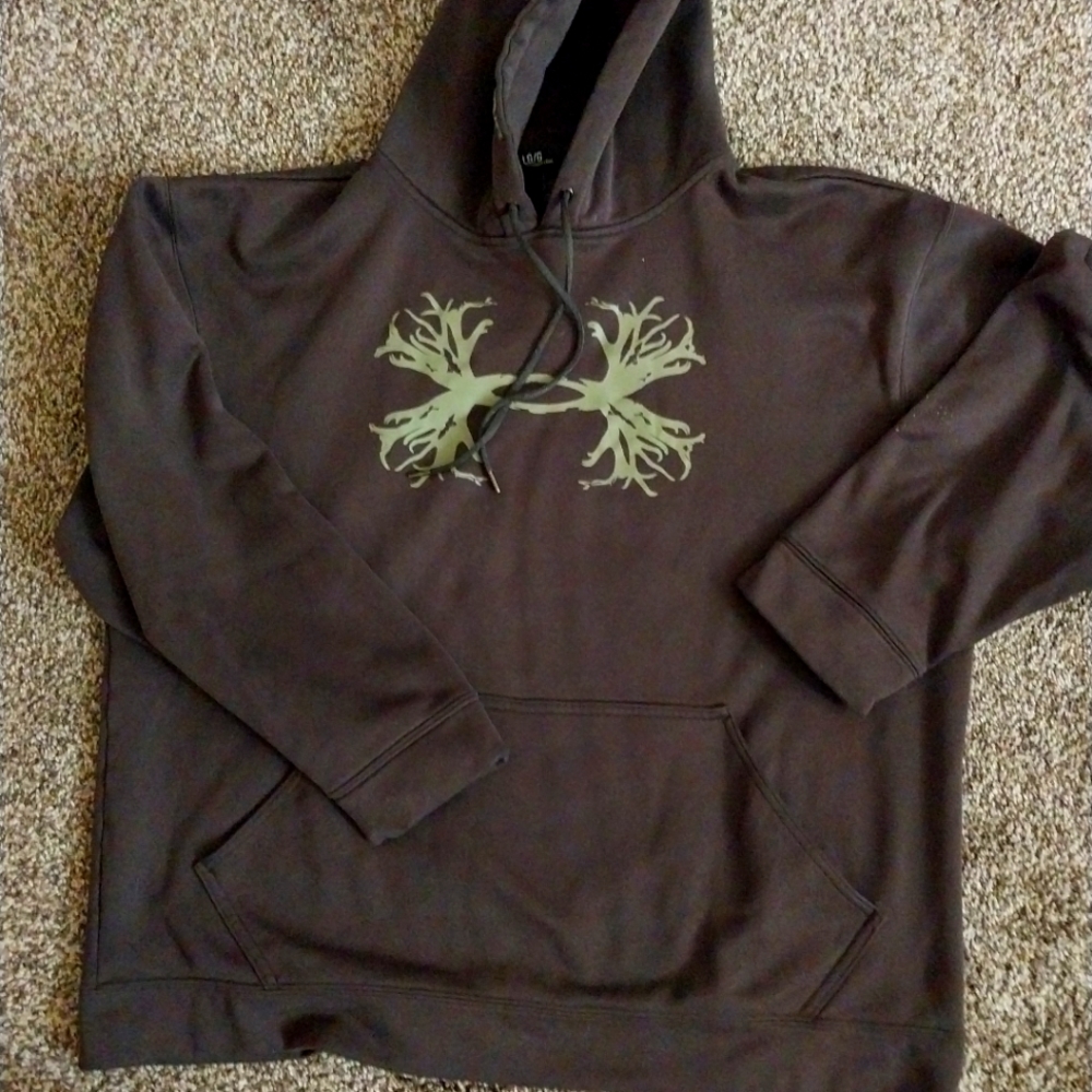 NWOT Large Under Armour sweater